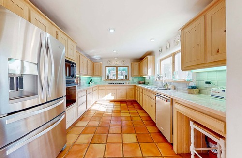 Valdez House | Pueblo de Canoncito - 11 Acres, Forest & Views