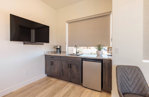 St. George House | Putting Green & Private Hot Tub - Pet Friendly 3BR