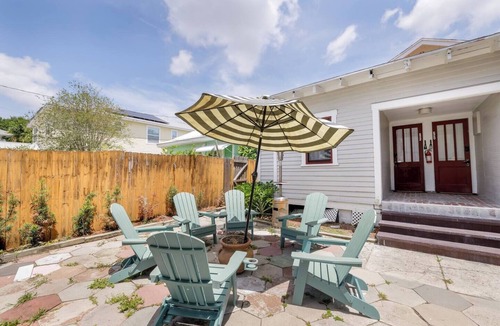 Historic Uptown Apartment | Quaint 2-bedroom apartment with AC in Saint Petersburg