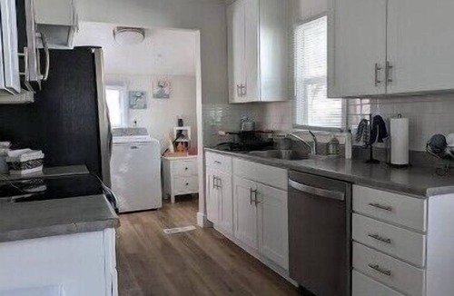 Murray House | Quaint Murray Home- 2 bed/1 bath 20 min to ski/hike or downtown. 5 min to IMC.