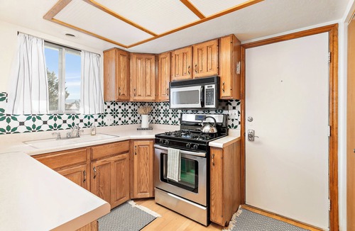Midway House | Quaint Swiss Chalet Steps from Main St- Sleeps 5