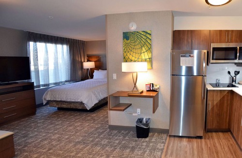 Red Deer Apartment | Queen Studio w/Kitchen | Daily Breakfast + Pool