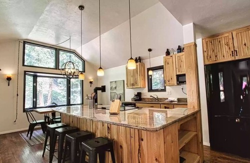 Blue River Cabin | Quiet and Private Cabin, Hot Tub, 6 mins to town!