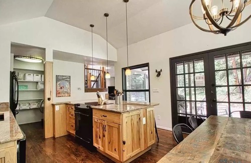 Blue River Cabin | Quiet and Private Cabin, Hot Tub, 6 mins to town!