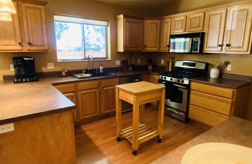 Montrose House | Quiet rancher at end of Cul De Sac - within minutes of all Montrose has to offer