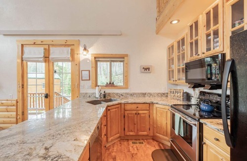 Crystal Lake Cabin | Red Feather Woodland Retreat, Family and Pet Friendly, 4 beds