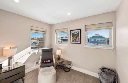Gunnison House | Relax in Spacious Comfort; Walk to Main St. and trails. 30 min to Crested Butte