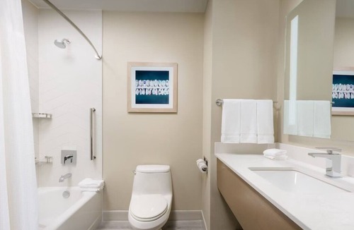 Marathon House | Relaxing Getaway! Amazing Room, Fantastic View, Free Breakfast, Onsite Pool
