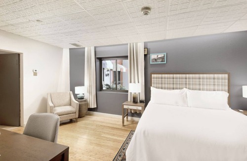 Glenwood Springs Hotel | Relaxing Retreat – Walk to Hot Springs & More! Pets Allowed, Onsite Parking