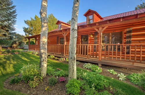 Carbondale House | Relaxing, spacious Rocky Mountain log retreat- convenient Roaring Fork location!