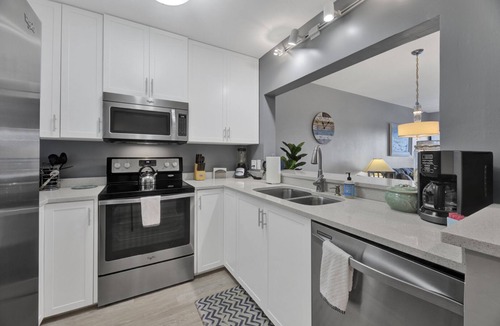 Old Naples Condo | Remodeled 2/2 + Bonus Rm Condo - Waterfront in Downtown Naples - Covered Parking