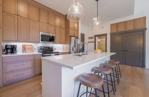River Run Condo | Remodeled 2BR/3BA River Run Luxe Vaulted Ceilings Washer/Dryer Sleeps 8