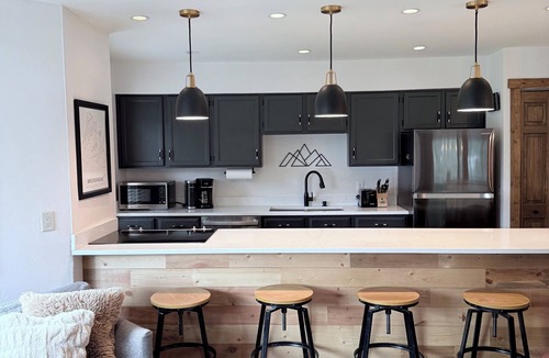 Historic District Condo | REMODELED Cozy Mountain Modern Ski-in 1 block to Heart of Breckenridge Hot Tubs