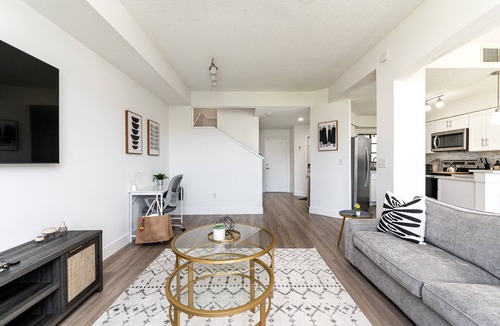 Delray Beach House | Remodeled Townhome with Pool & Lake Views in Gated Community