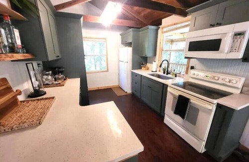 Dade City Cabin | River Daze Cabin - A cozy cabin right on the river