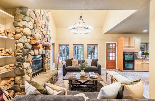 Peak 8 House | River Rock by AvantStay | 8 Bedroom Ski Estate w/Hot Tub & Movie Theatre