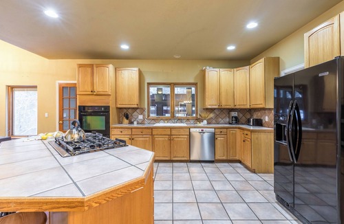 Peak 8 House | River Rock by AvantStay | 8 Bedroom Ski Estate w/Hot Tub & Movie Theatre