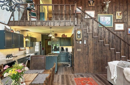 Rio Vista Estates Cabin | Riverfront home w/private deck, sunroom, full kitchen, and free WiFi