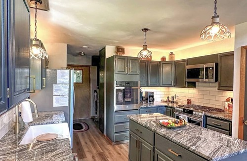 Rio Vista Estates Cabin | Riverfront home w/private deck, sunroom, full kitchen, and free WiFi