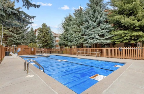 Edwards Condo | Riverfront Retreat near Beaver Creek - Hot Tub