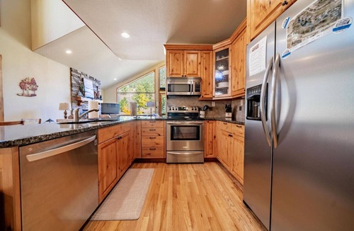 Estes Park Villa | Riverfront! Views, minute to RMNP & town