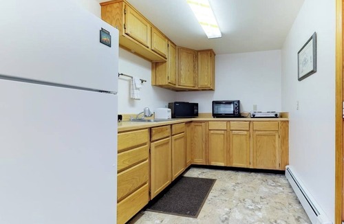 Carbondale House | Riverside cabin with natural spring hot tubs - close to skiing & fishing