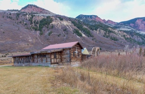 Carbondale House | Riverside cabin with natural spring hot tubs - close to skiing & fishing