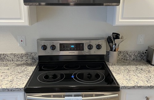 New Port Richey House | ❤️❤️RIVERSIDE RETREAT RIVERWALK, PETS OK WITH FEE 🐕🐈 FISH ACROSS STRET🎣🐠