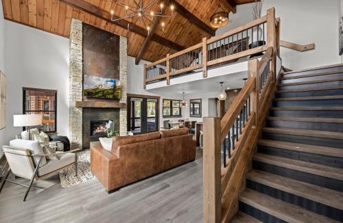 Estes Park House | Rocky Mountain Gem! Two Large patios, Fireplace and Private Jacuzzi