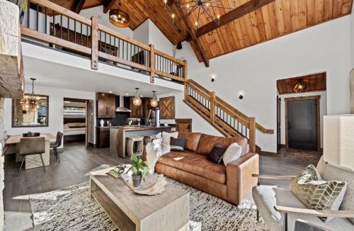 Estes Park House | Rocky Mountain Gem! Two Large patios, Fireplace and Private Jacuzzi