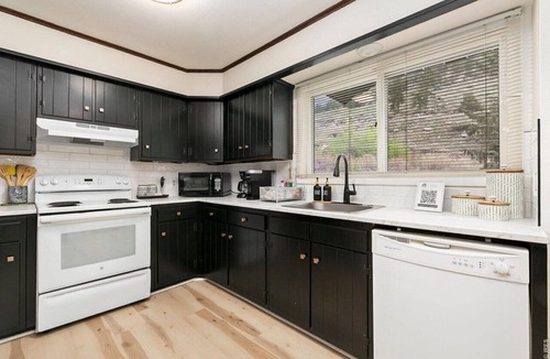 Estes Park Ski Chalet | Rocky’s Riverside Retreat - heated pool, river access