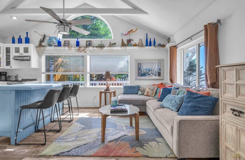 Depoe Bay Apartment | Romantic Cliffside Cottage for Two
