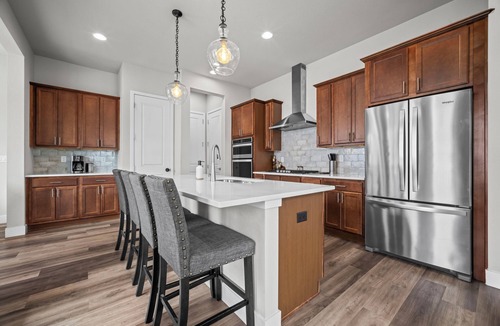 Aurora House | Rooftop Sunset Escape | BBQ & Billiards | Sleeps 8