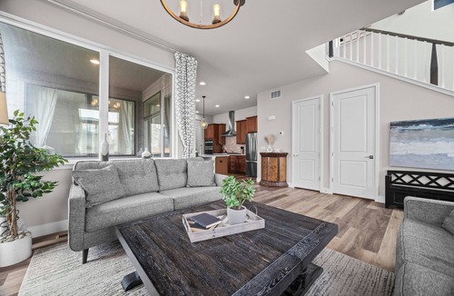 Aurora House | Rooftop Sunset Escape | BBQ & Billiards | Sleeps 8