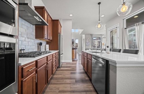 Aurora House | Rooftop Sunset Escape | BBQ & Billiards | Sleeps 8