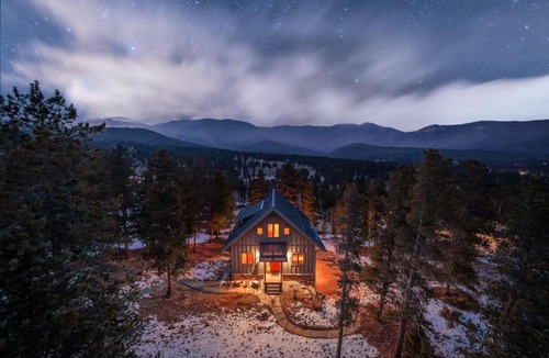 Bailey House | Royal Elk Lodge Hot Tub Sauna Theatre Speakeasy