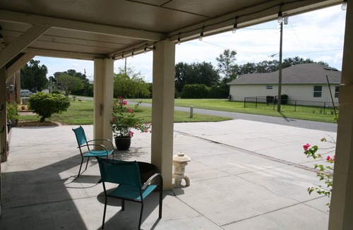 Howey-in-the-Hills Apartment | Rustic Apartment! Near Harris Lakes, Howey Mansion, Mission Inn, & Disney World!