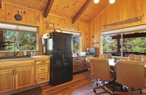 Mammoth Creek Cabin | Rustic Log Cabin | Pet-Friendly, Walk to Lake, Sleeps 6