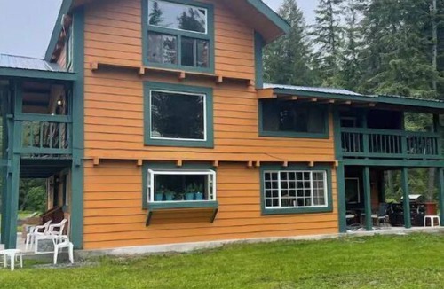 Bonners Ferry House | Rustic Ridge Lodge- perfect family holiday house.