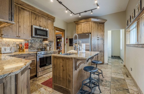 Fruita House | Sagebrush V: Pet Friendly Historical Stay