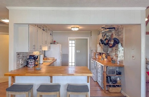 Donalsonville House | San Souci, No Worries: Fish Lake Seminole! 4 Bdrm w/Hot tub, Lakefront & Dock