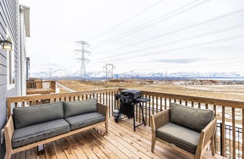 Saratoga Springs House | Scenic Views with arcade room
