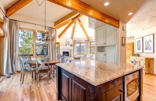 Summit Park House | Serene and Spacious 5BR with Gorgeous Views Hot Tub