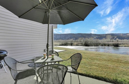 Carbondale Villa | Serene Pondside Townhome w/Views, Dog Friendly
