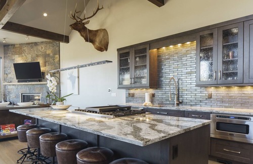 Peak 8 House | Shock Hill Overlook | Locally-Managed Lux. 1 min walk to Gondola at Shock Hill Private Hot Tub