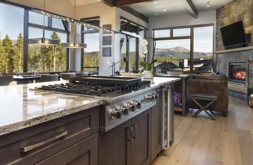 Peak 8 House | Shock Hill Overlook | Locally-Managed Lux. 1 min walk to Gondola at Shock Hill Private Hot Tub