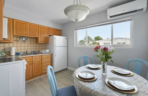 Singer Island Condo | Short Walk to Dining - Close to Beach - Snorkeling - Surfing - Wi-Fi