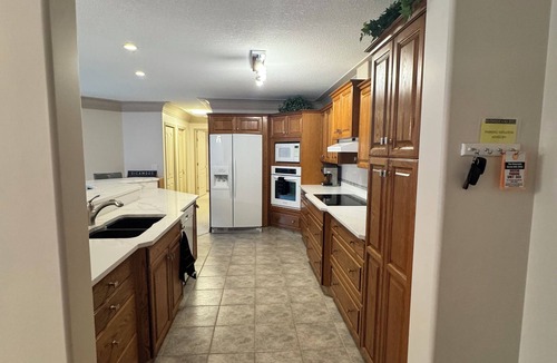 Sicamous Condo | Sicamous - Spacious canal front condo with boat slip