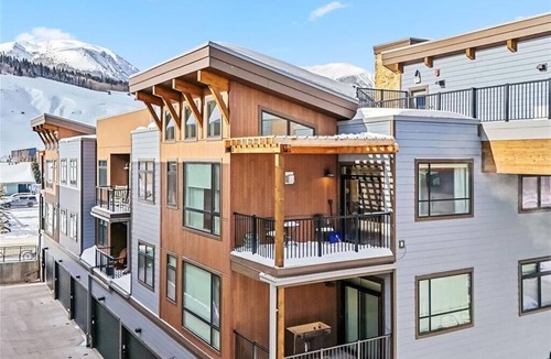 Silverthorne Condo | Silverthorne Ski Loft - Garage Parking, Hot Tub, Downtown & Minutes to Slopes