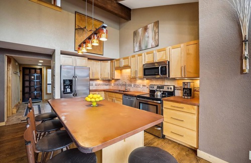 Four O'Clock Condo | Ski-In Breckenridge Condo with Hot Tub & Mountain Views at 4 O'Clock Lodge A16!
